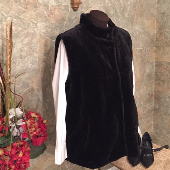 Tutor Court 🌹Soft furry like vest. - Picture 1 of 8